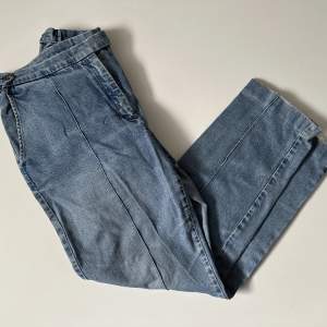 Jeans i rak modell med häftig sömn över låren och nedåt. Köpta second hand och är i fint skick :))