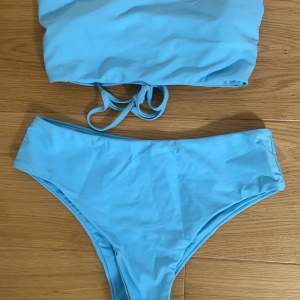 Säljer denna blå bikini som är perfekt till sommaren. Jättefin blå färg och knytning i ryggen. Även inga band så perfekt att sola med!