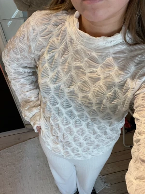 Vit topp - Vit tröja från moss copenhagen! Stretchig och jätteskön