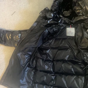 Moncler  - Säljer denna äkta köpa Moncler jackan då jag inte använder längre. Inga som helst skador!! Glansigt material på utsidan och slätt på insidan! Unisex modell. Först till kvarn! 