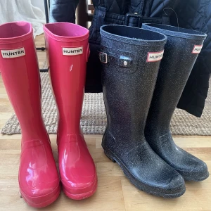Hunterstövlar  - Hallonröda stl 36. Hunterstövlar glittersvarta, stl 37, lite använda mkt fint skick.