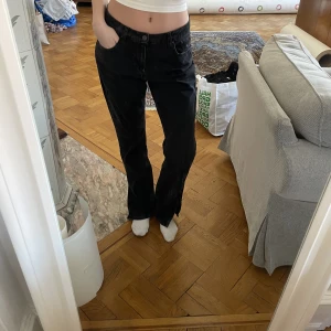 Jeans  - Svarta jeans ifrån NA-KD, oversized fit, jättesnygga storlek 38 men jag har är 36 har ha dem. Knappt använda, inga defekter 