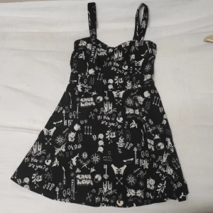 Klänning med tryck Monki  - Klänning med olika tryck. Från Monki. Har använts 3-4 ggr. I gott skick 