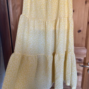 Lång kjol - Gul blommig kjolfrån hm, fin till sommaren! Endast andvänd en gång, så i fint skick💘