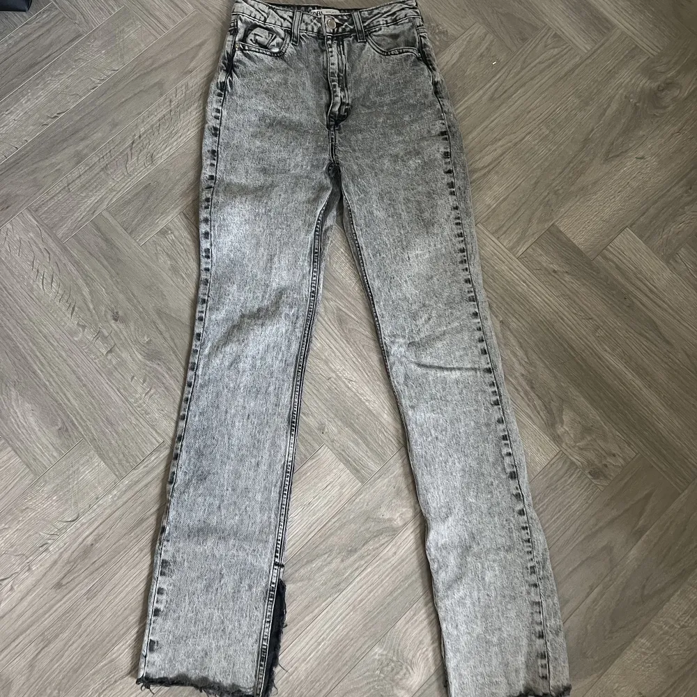 Högmidjade grå långa jeans med slits från Zara! Helt slutsålda på hemsidan. Strl 34/XS!. Jeans & Byxor.