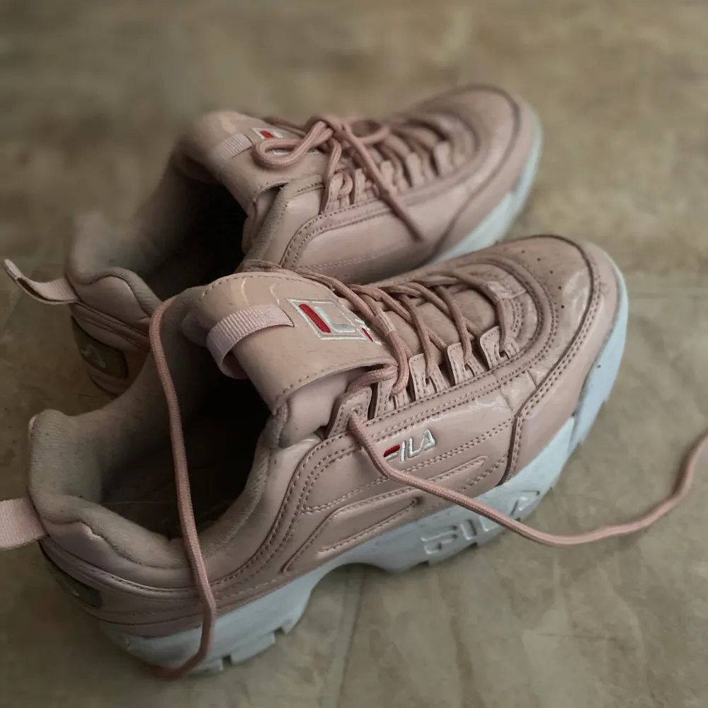 Snygga sneakers från FILA, använda cs 5 gånger så de är i väldigt fint skick! Storlek 39.💗. Kengät.