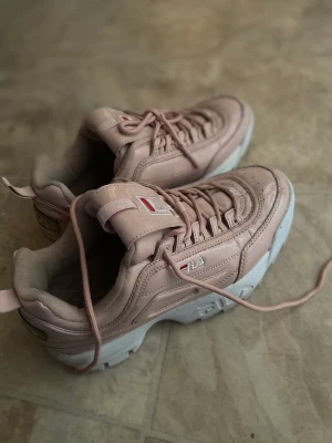fila skor - Snygga sneakers från FILA, använda cs 5 gånger så de är i väldigt fint skick! Storlek 39.💗
