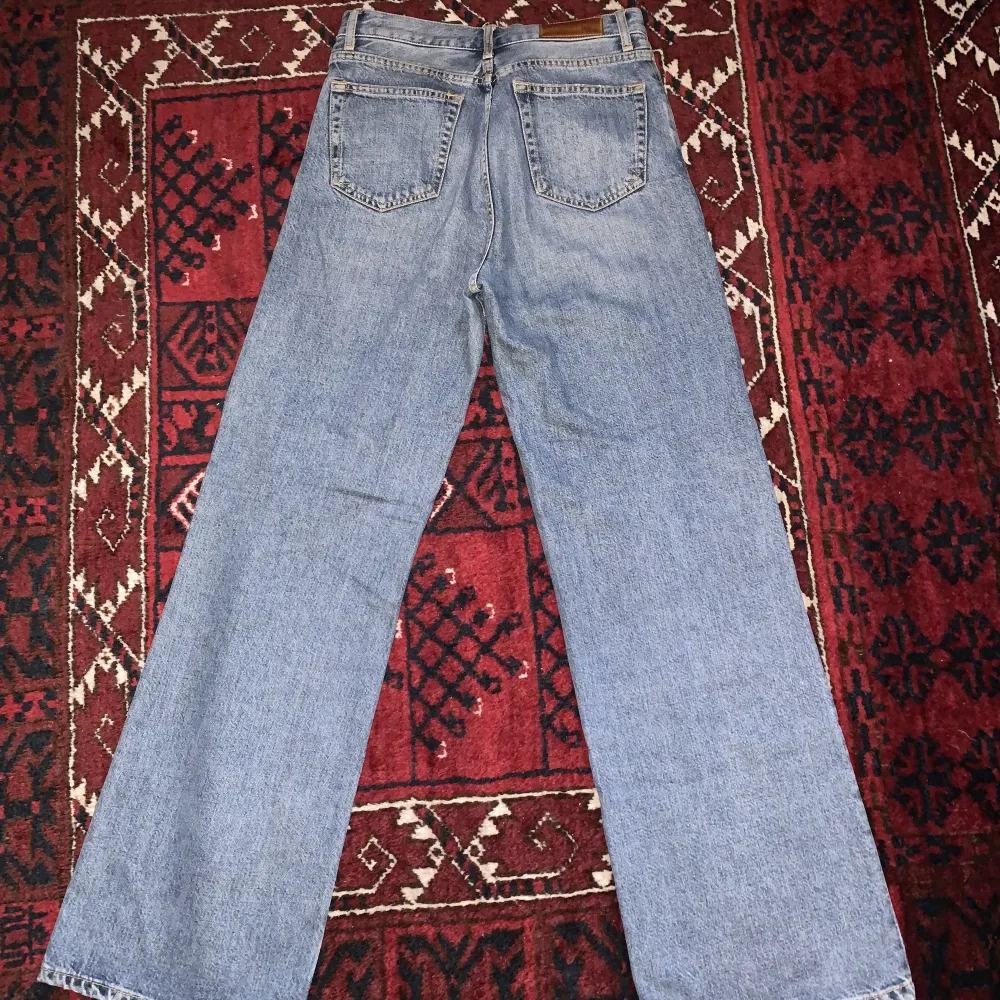 Raka jeans i blå färg, som är mycket använda men i väldigt fint skick⚡️. Jeans & Byxor.