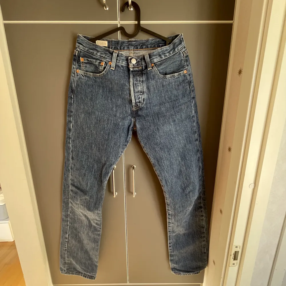 Levis 501 i bra skick storlek 29/32. Säljes pågrund av för liten storlek.. Jeans & Byxor.
