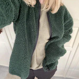 Grön fluffjacka - Militärgrön fluffjacka💚💚 superskön och bra skick! Sitter snyggt oversized! Kan mötas upp i Stockholm❤️