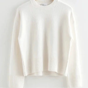 Stickad tröja - Fin stickad tröja från & other stories som är köpt här på plick men som tyvärr inte passade mig 💖pris kan diskuteras vid snabb affär!