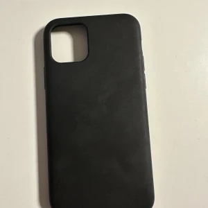 Skal till iphone 11 pro  - Svart apple liknande skal från Clas Ohlson till iphone 11 pro, använd fåtal gånger, köparen står för frakt. Köpt för 129kr.