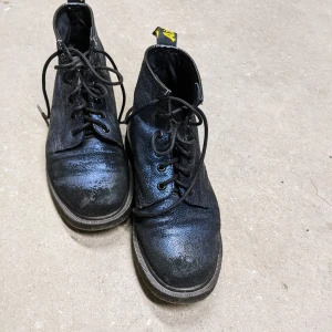 Dr. Martens  - Midnattsblå Docs. Svarta med blå glitterlig yta. Använda men hela och sulan är fortfarande bra. 