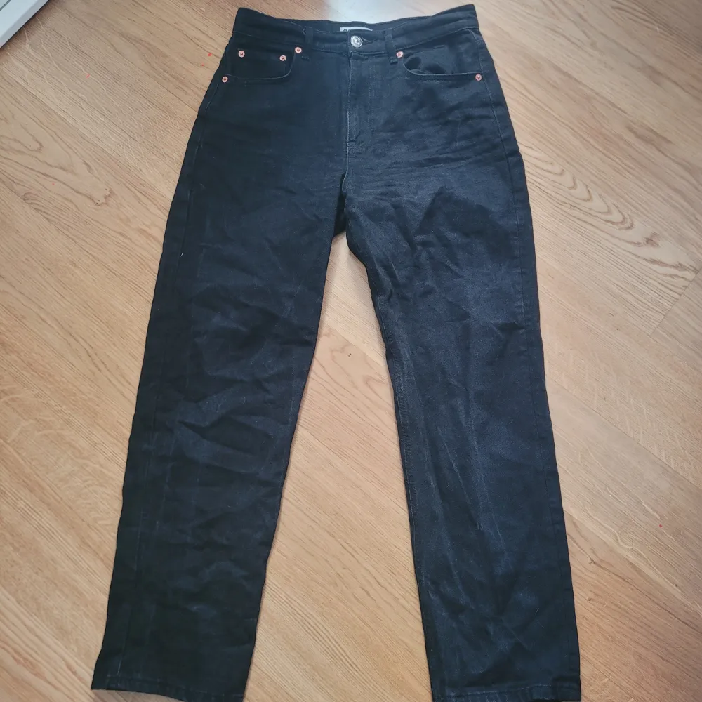 Oanvända svarta Jeans från ginatricot . Jeans & Byxor.