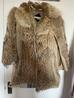 Rävpäls  - Som på bilden, pälsjacka av rödräv. Beige skinn, ett litet hål på vänster sida av ankeln men den syns inte går att sy, hål innanför som man kan sy. Det står xl men passar även small-medium 