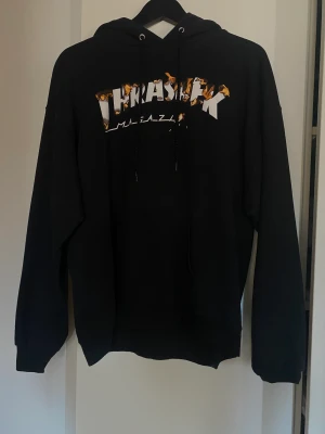Thrasher hoodie - Riktigt snygg hoodie från thrasher som tyvärr inte används längre. Bra skick och inga sprickor eller liknande i trycket. 