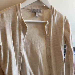 Kofta  - Säljer denna söta kofta från hm som inte kommer till användning tyvärr 💓