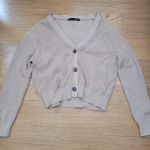 Beige kofta  - En beige kofta från lager 157 i strl M som knappt är använd