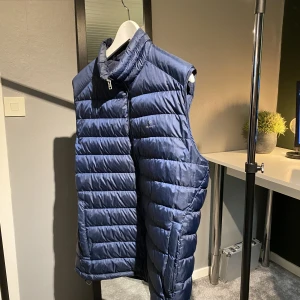 Mörkblå Gant-väst  - Mörkblå gant väst  Storlek L  Sparsamt använd och i fint skick  Pris är öppet för förhandling