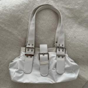 Jättesnygg handväska i vitt med silvriga detaljer! Helt ny!