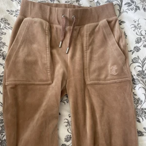 Juicy Couture byxor - Säljer ett par beige Juicy byxor. Strl Xxs men passar XXS-S 