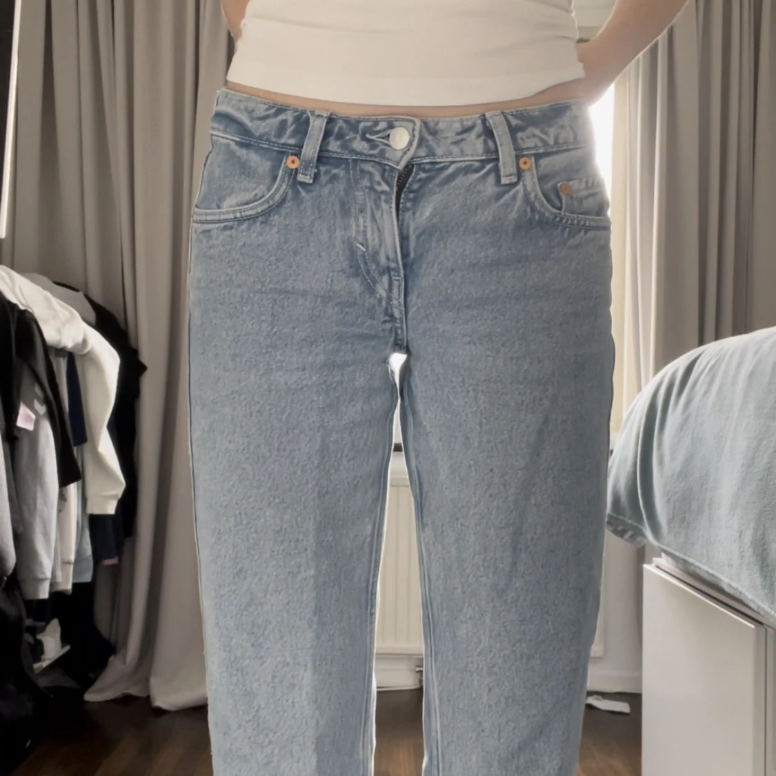 Säljer jeans från weekday ”Arrow Low Staright Jeans” - 90