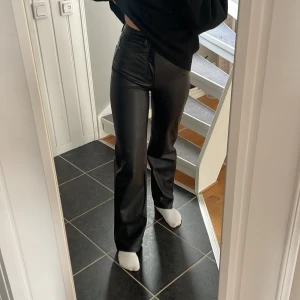 Skinnbyxor - Jättefina skinnbyxor som tyvärr inte kommer till användning! Jag är 164🥰