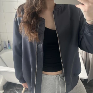 Mörkblå bomberjacka - Mörkblå bomberjacka från hm i superbra skick!! Den är gjord i ett tjockt material och har najs passform med ett tjock resårband längst ner💕 köpare står för frakt