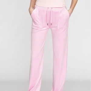 Rosa Juicy Couture Byxor - Säljer mina ljusrosa Juicy Couture byxor i storlek S. Byxorna är i mycket bra skick, använda ca 4 gånger.