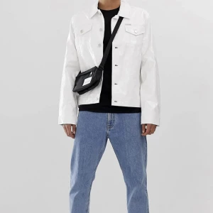 Calvin Klein Lackjacka - (unisex)  - Köpt för 2200 kr säljer nu betydligt billgare då jag ska flytta.  Unisex jacka från calvinklein är S men sitter som xs. Använd lite då o då senaste året men i gott sick. Väldigt tunn och bra för sommaren/vår. 