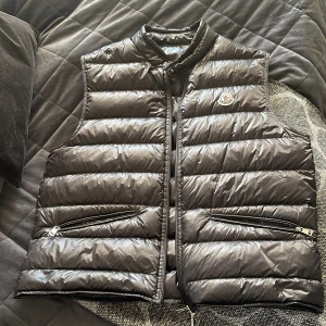 Moncler Väst - Hejsan, säljer västen för att den inte passar mig. Den är i 10/10 skick knappast använd. Köpt i Moncler butiken i Stockholm 