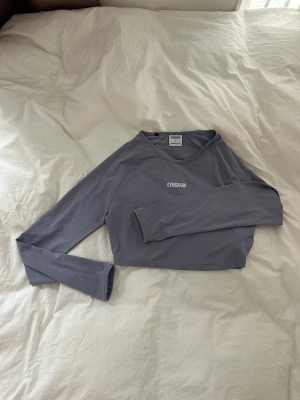 Gymshark tröja  - Gymshark crop top i storlek S, köpt i USA för 2 år sedan. Använd 1 gång, annars bara legat i garderoben. 