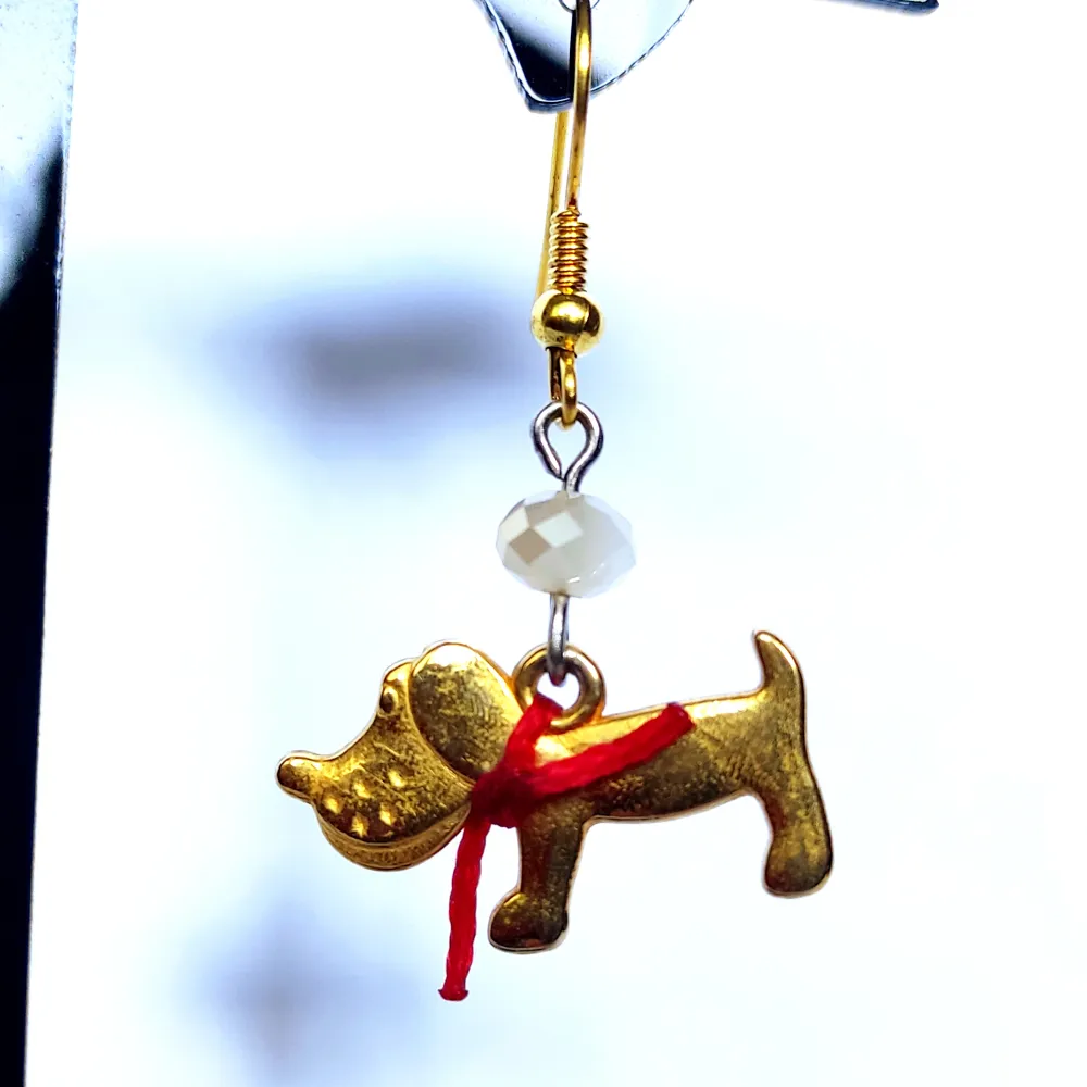 Dog and bone handmade earrings in gold color. Accessoarer.