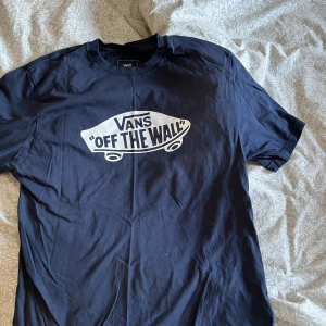Vans tröja  - Marinblå vanströja i storlek xl (14år) så som en S ungefär. Fint skick