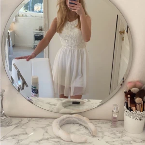 Klänning - Super fin klänning från Asos perfekt för skolavslutning elr student🥰✨ skriv för fler bilder!❤️