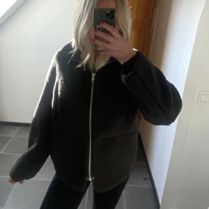 Vårjacka  - Säljer denna fina Teddy jackan som passar perfekt till våren. I ett nyskick! Skriv vid intresse och köparen står för frakten 💕