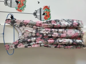 Blommig klänning  - Blommig klänning 