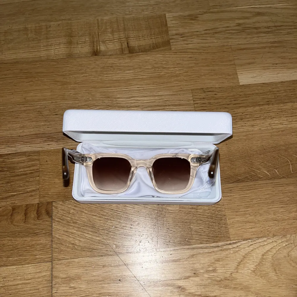 Hej säljer mina solglasögon som inte alls är använda mycket (2-3gånger). Detta är nog en av dem populäraste Solglasögon i Sverige! Modellen heter Chimi 04 ECRU, Nypris 1250.   Condition-10/10. Accessoarer.