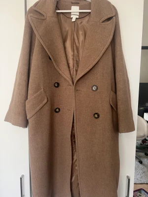 Brun kappa - Använd ca 2 gånger så i princip i nyskick, väldigt fin och härlig kappa nu till våren. Säljer på grund av att jag har en liknande☺️