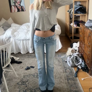 Lågmidjade jeans  - Perfekta lågmidjade jeans! Ljusblå💘🪬Midjemått 38cm och innerbenslängden ca 79/80 cm