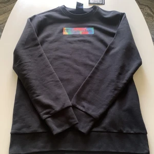 Champion tröja - Hej! Säljer en helt ny Champion tröja från Stadium. Den är helt oanvänd och prislappen är kvar. Så nu vill jag sälja den till en av er som har nytta av den. Priset kan diskuteras vid snabbaffär!