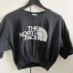 Croppad t shirt från the north face, köpt på Urban outfitters! Passar allt från XS-M