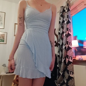 Sommarklänning  - Super fin sommarklänning från hm som tyvärr inte längre kommer till användning, knappt använd så den är i nyskick, skulle säg den passar S/Xs