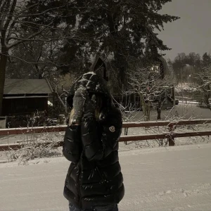 Bady Moncler - Säljer min Bady moncler jacka som jag köpte i vintras för cirka 12 000kr jag har kvitto och alla äktehetsbevis kvar!💓