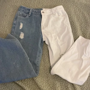 Vitblåa jeans  - Hälften vitt hälften blåa jeans. Köpt förra året från shein i storlek 12-13 eller 14y minns inte riktigt. Dom var stora då så tog dom till skräddaren som sydde midjan mindre så skulle säga att de passar 146/152. Köpta för c 200 kr. Använd 1 gång 