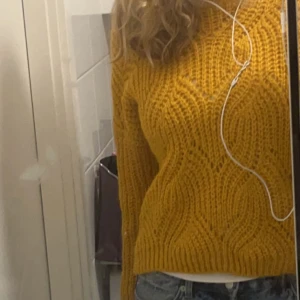 Stickad tröja! - Säljer denna jättesöta stickade tröjan som inte kommer till användning 🌼