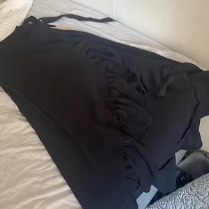 Svart trendig kjol  - Jag säljer min älskade lång kjol, säljer pga att den inte kommer till användning länger använts några gånger inga synliga sakador OM INTRESSERAD TRYCK INTE PÅ KÖP KONTAKTA FÖRST 🫶🏻 om du vill ha mer bilder kontakta 