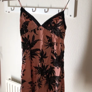 Sommarklänning - Sommarklänning köpt secondhand! Färgen gör sig inte riktigt rättvisa på bilderna, möjligtvis lite mer på sista🫶🏼 pris går alltid att diskutera 