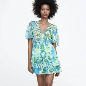 Somrig klänning - Säljer denna sjukt snygga slutsålda klänningen från Zara. Tyvärr var den för liten för mig så får sälja den vidare. Prislapp kvar! Hör av er vid frågor!🫶🏼