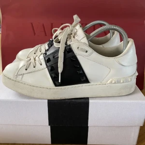 Valentino skor  - Säljer nu mina svinsnygga Valentinoskor med nitar i storlek 38! Skulle säga att de passar någon som har 37-39. Sparsamt använda, så fint skick🤍🖤  Äkthetsbevis finns🤍 Skorna finns kvar, säljer inte under 3500kr.